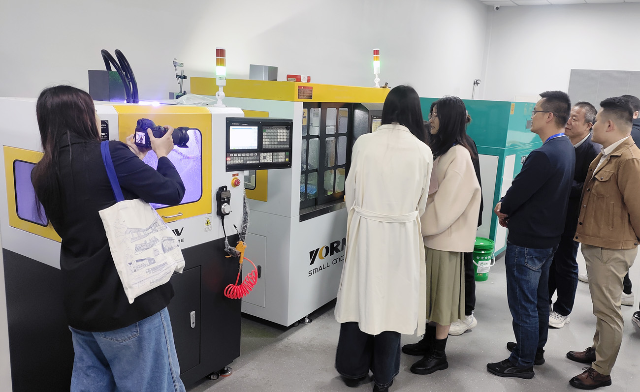 小型數(shù)控機床